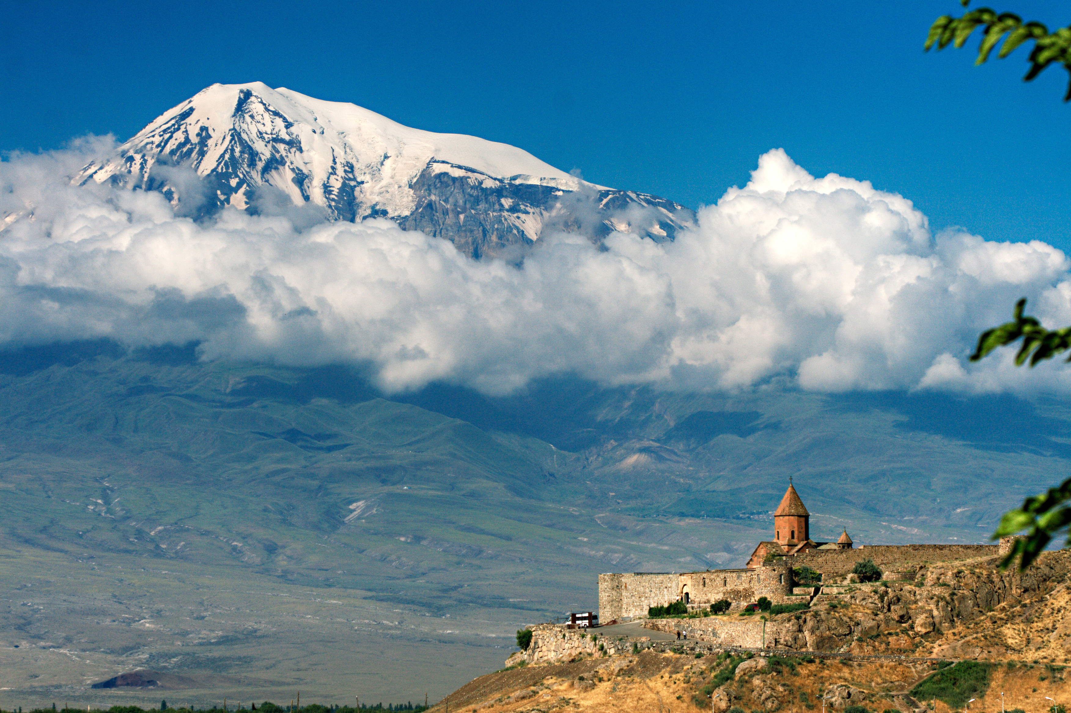 Il monastero di Khor Virap illuminato dal sole sotto il monte Ararat innevato e il cielo azzurro.