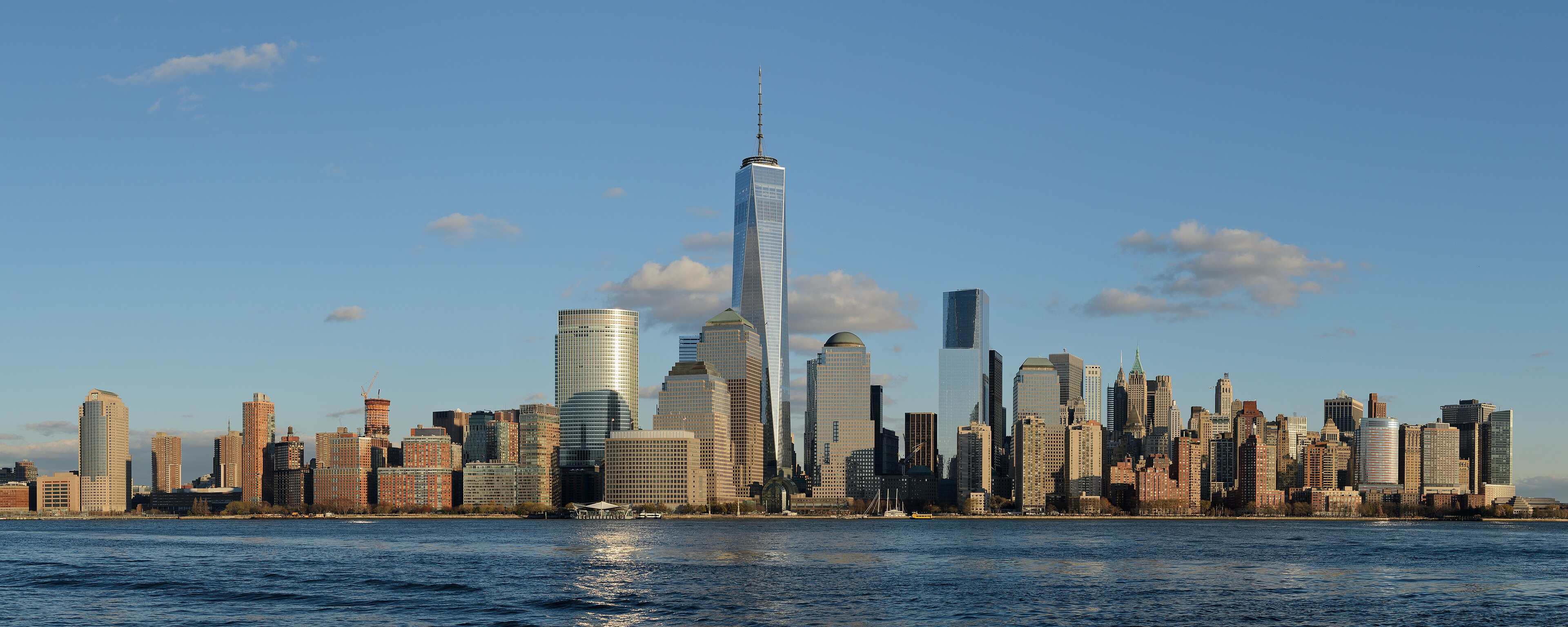 Lo skyline di Lower Manhattan con il One World Trade Center, fotografato da Jersey City sotto un cielo azzurro di novembre.