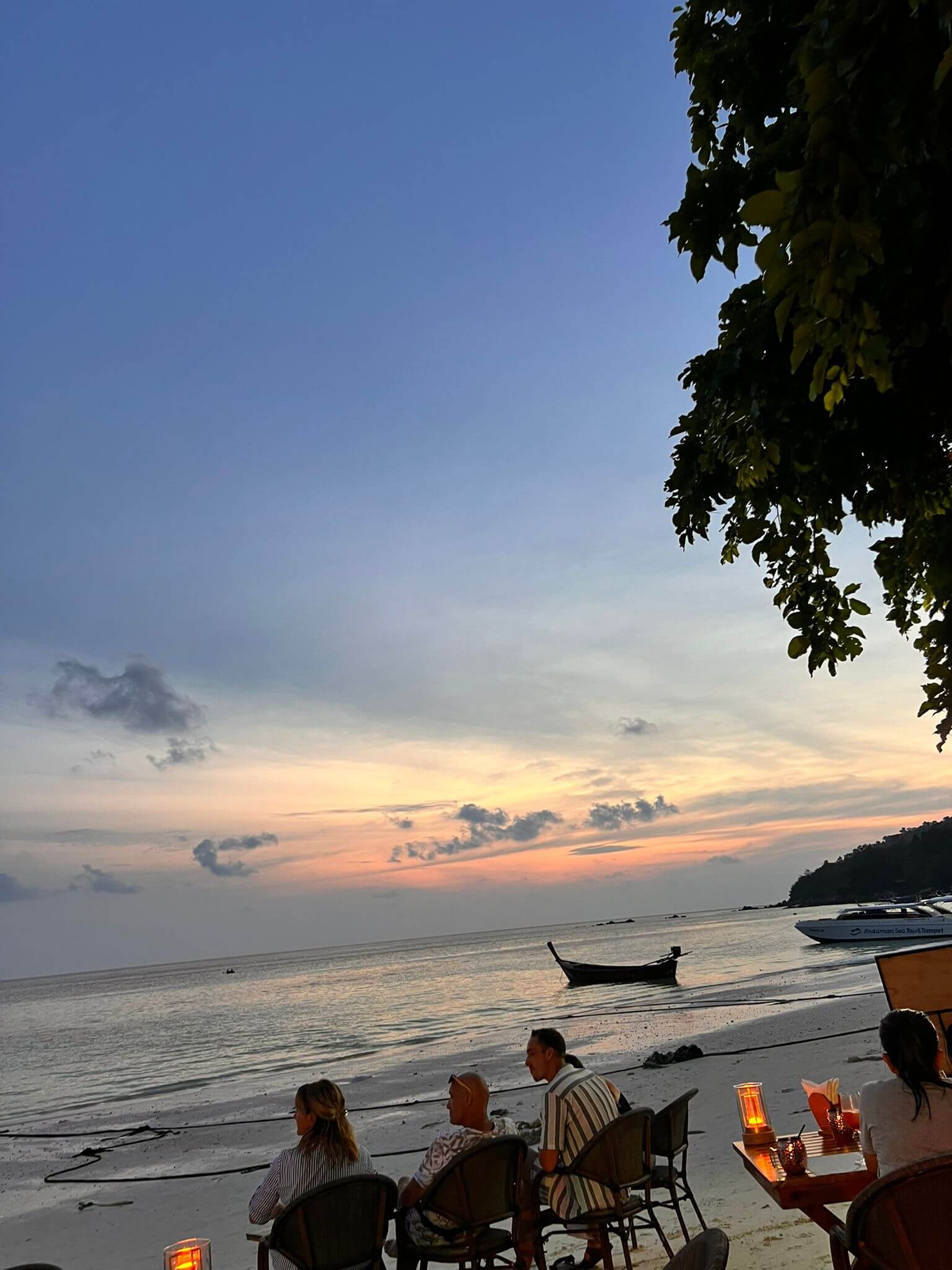 Il tramonto e le barche sulla spiaggia