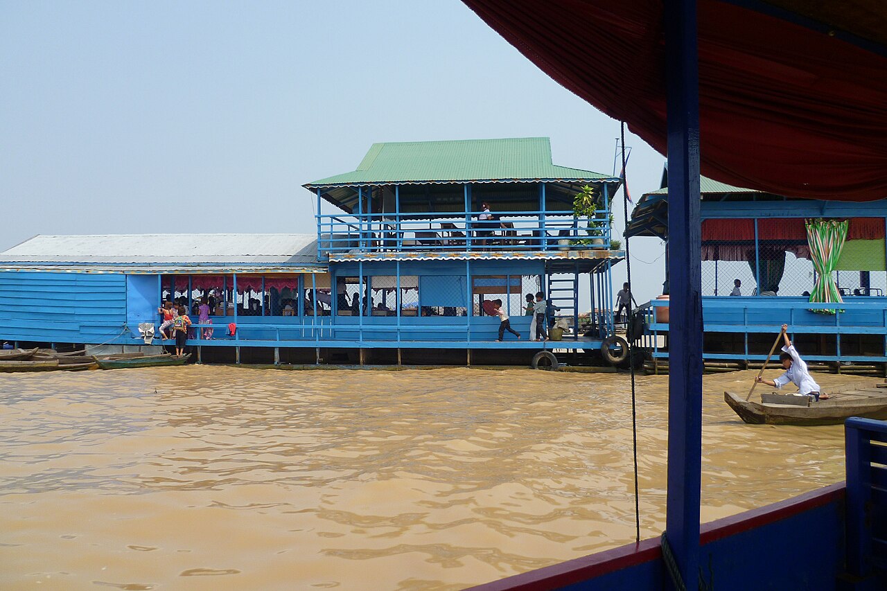 Scuola galleggiante sul lago Tonle Sap