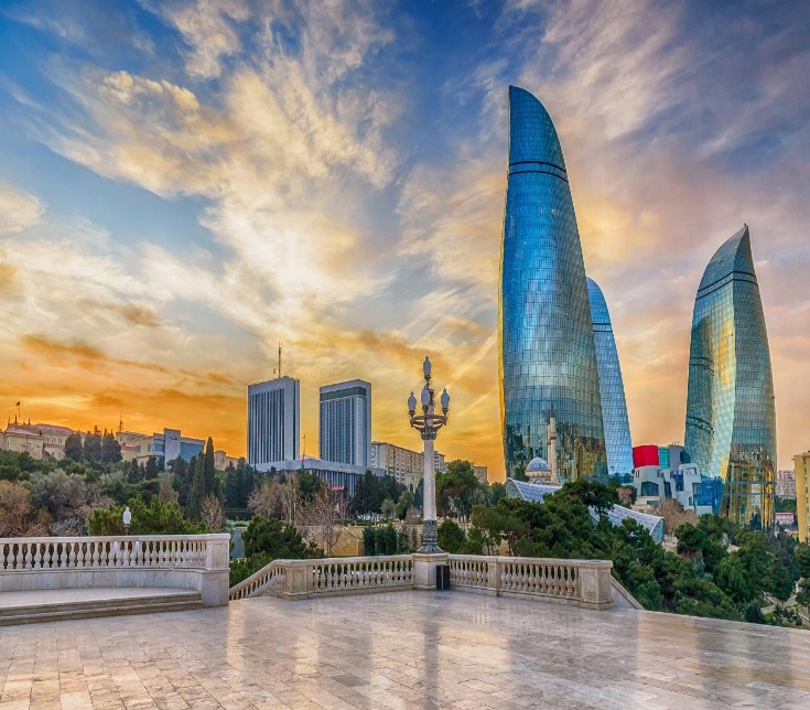 Le Flame Towers di Baku al tramonto