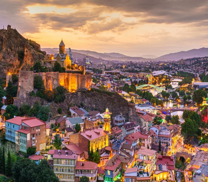 La città vecchia di Tbilisi illuminata al tramonto