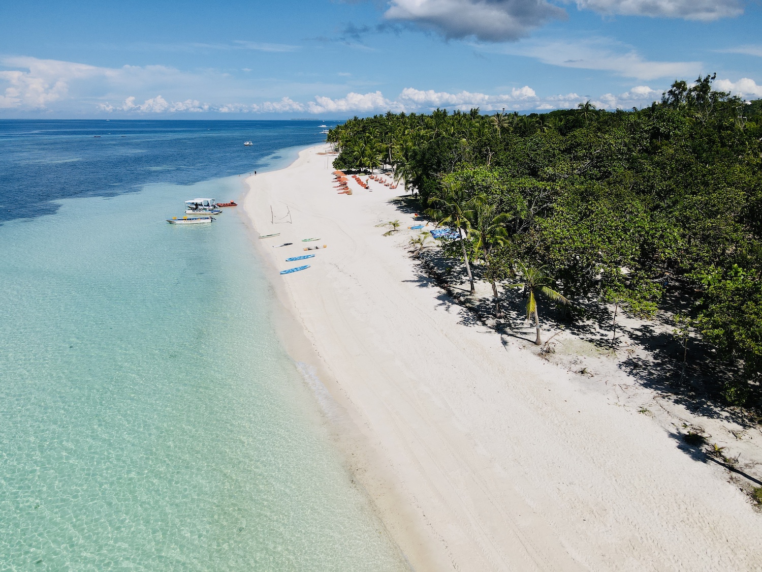 Acqua turchese, sabbia bianca e palme sulla spiaggia di Dumaluan a Panglao, nelle Filippine