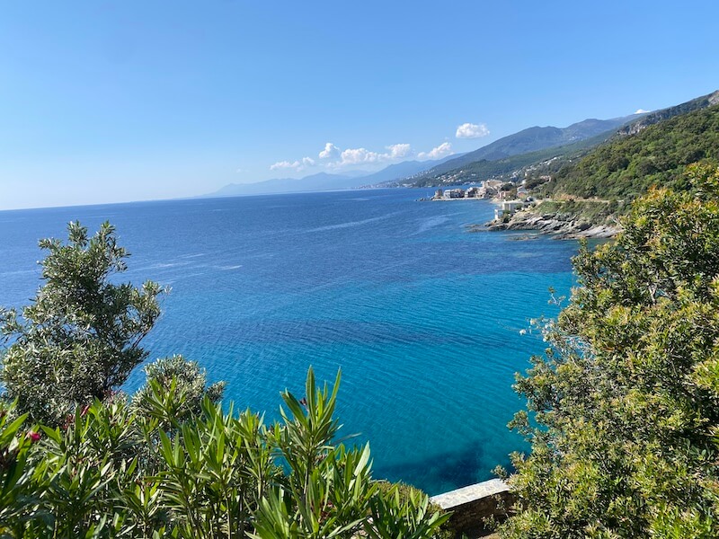 Costa verde e mare blu lungo Cap Corse