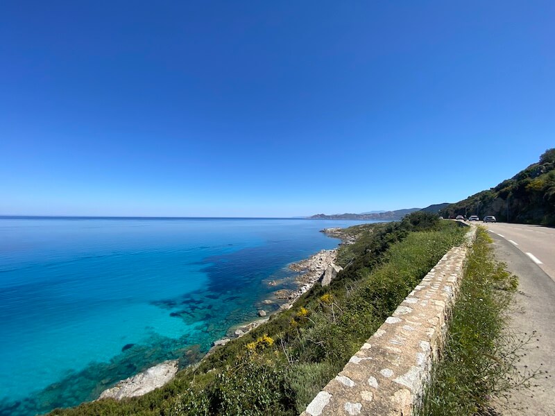 Strada panoramica affacciata sul mare della Corsica