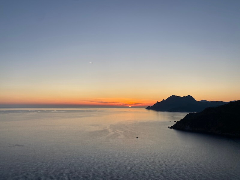 Tramonto sul mare e sulle montagne della Corsica