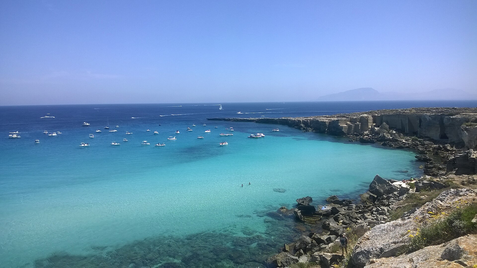 Acque turchesi e costa rocciosa di Cala Rossa a Favignana
