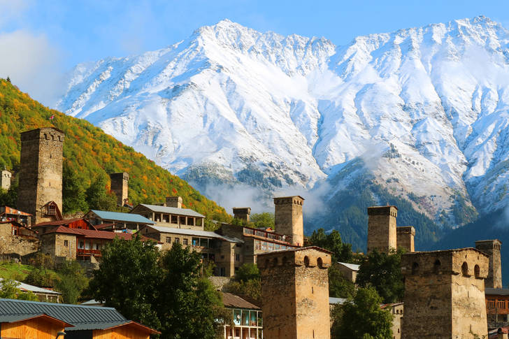 Le torri di pietra dello Svaneti ai piedi delle montagne innevate del Caucaso