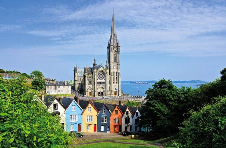Bunte Häuser mit Blick auf das Meer in Irland
