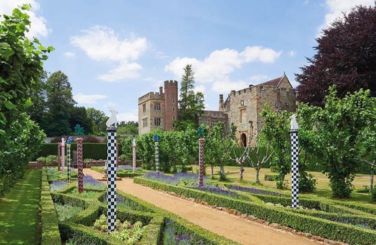 Vor einem englischen Schloss kuratierte Gärten