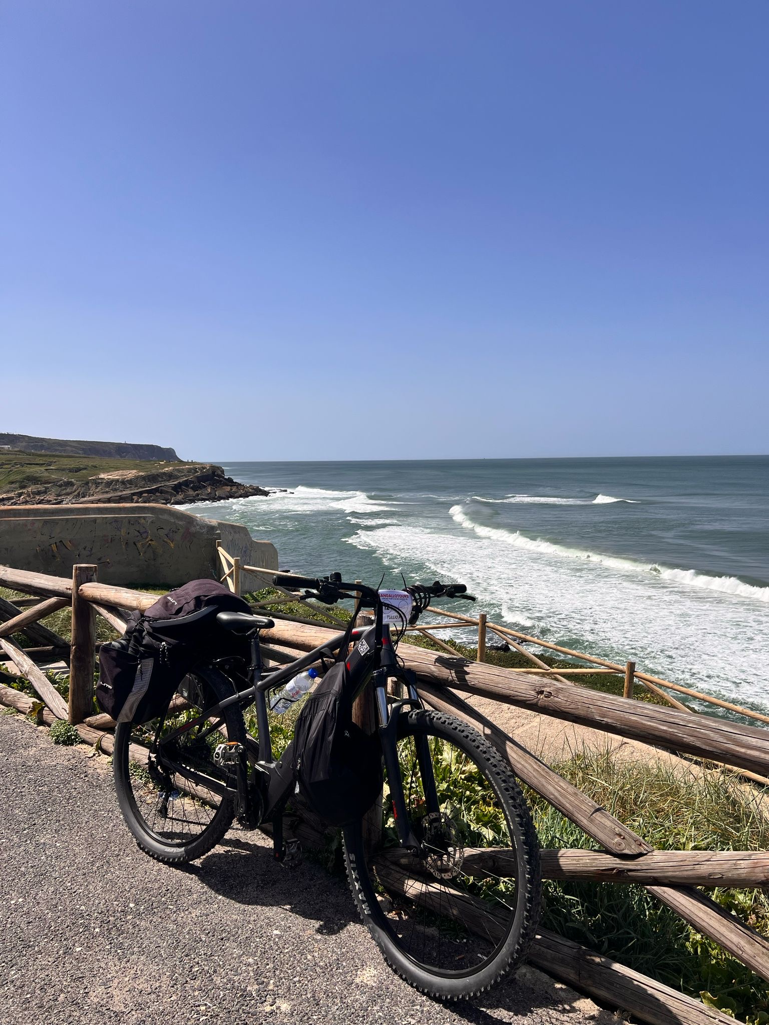 Una bicicletta Sangallo Tours davanti all’Atlantico nel viaggio Lisbona–Porto