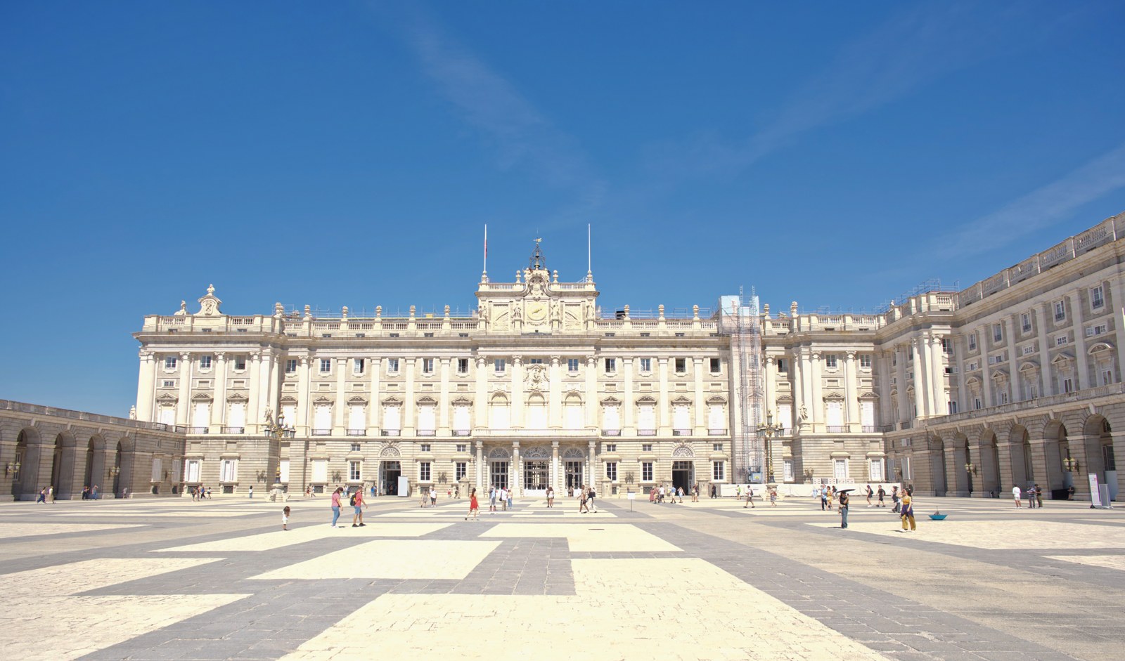 Der Königspalast von Madrid mit Blick auf die Plaza de la Armería