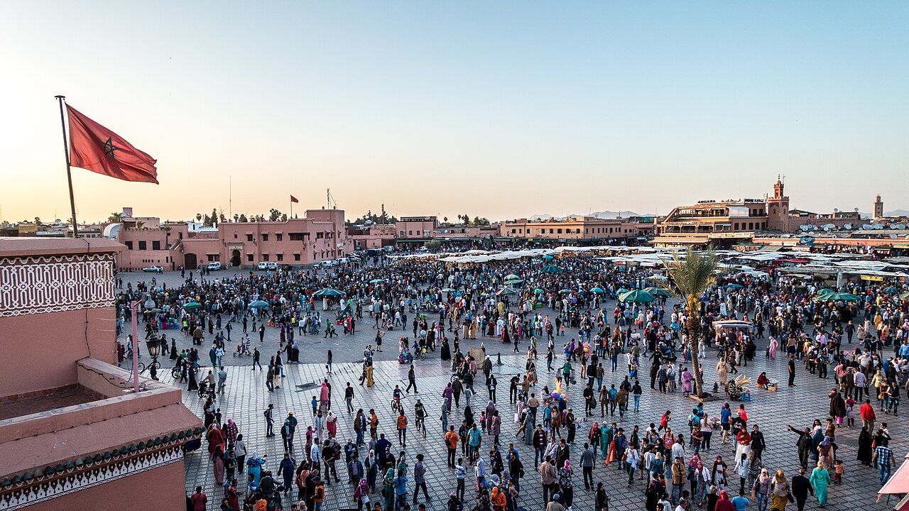 Jemaa el-Fna Platz in Marrakesch bei Sonnenuntergang