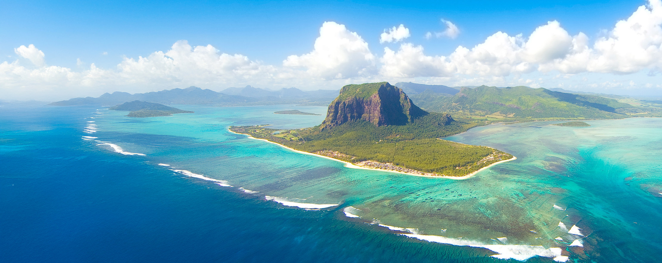 Veduta aerea della laguna turchese e delle montagne di Mauritius