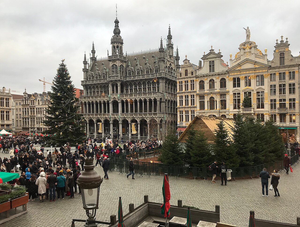 Albero di Natale e chalet nella Grand-Place di Bruxelles, tra le facciate dorate della piazza