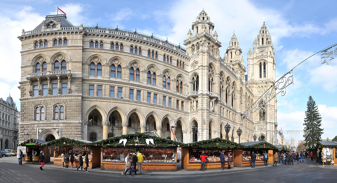 Bancarelle dei mercatini di Natale davanti al Municipio di Vienna in una giornata luminosa