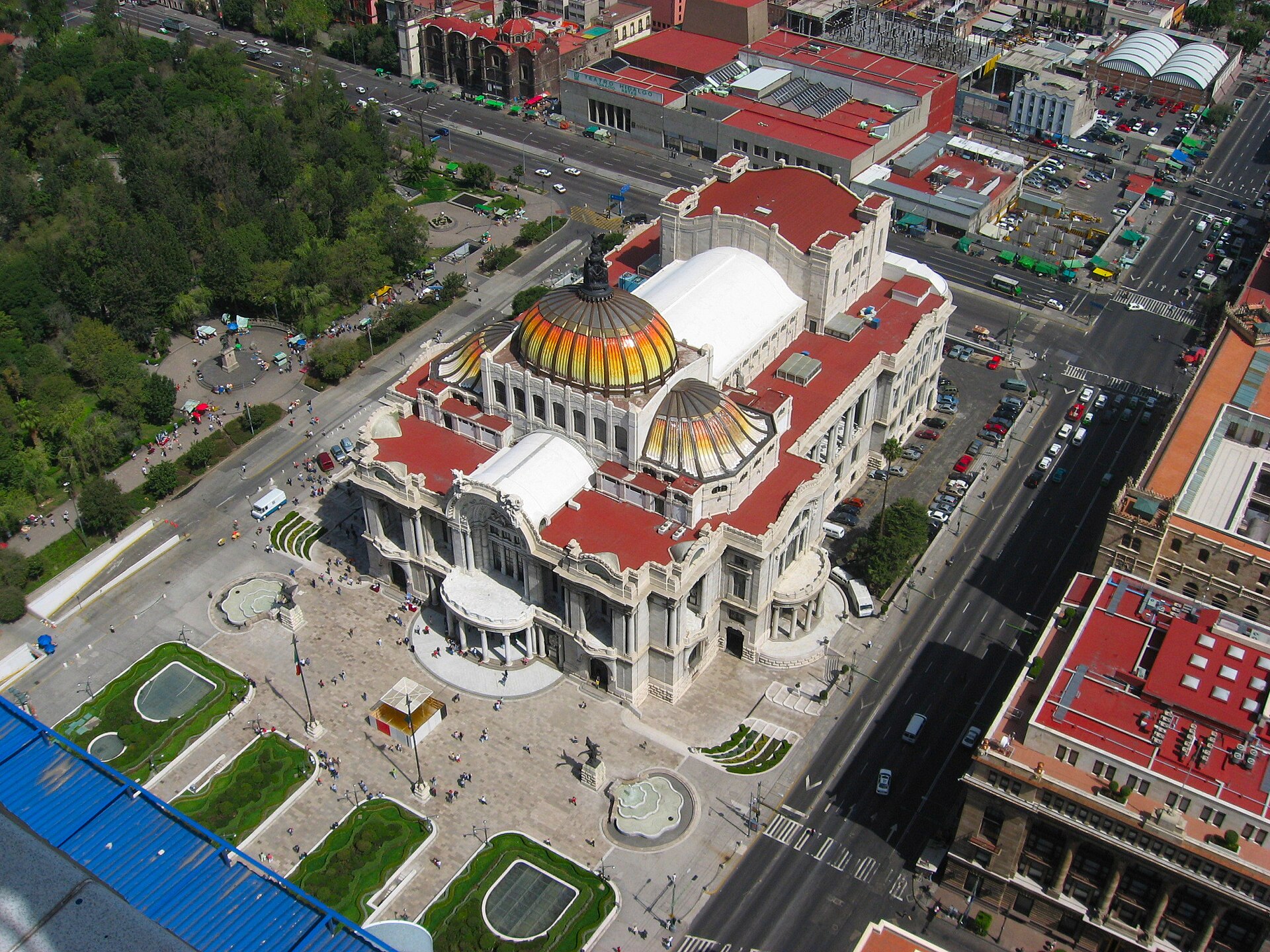 Il Palacio de Bellas Artes a Città del Messico, con cupole dorate e arancioni, visto dalla Torre Latinoamericana.