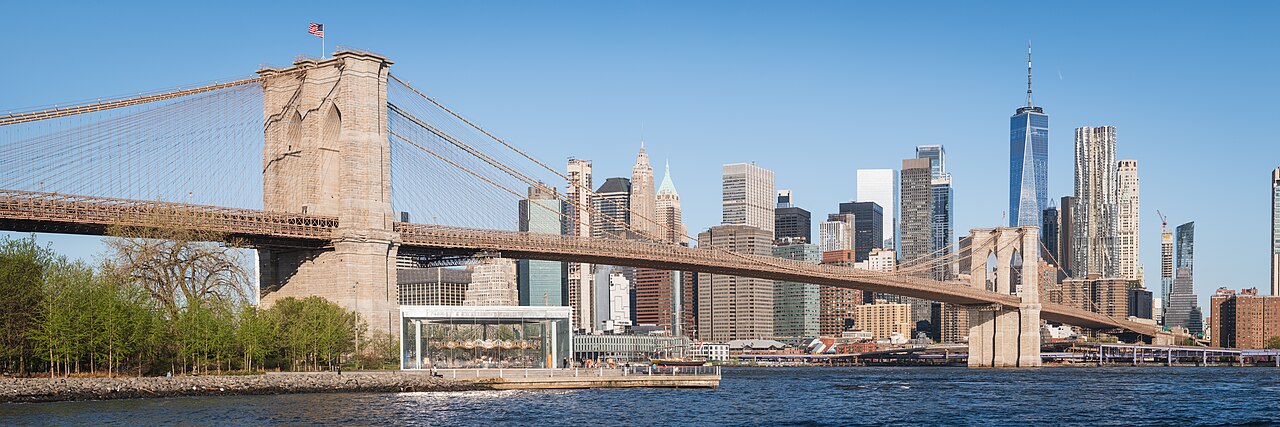 Brooklyn Bridge und Manhattan Skyline von Pebble Beach aus gesehen
