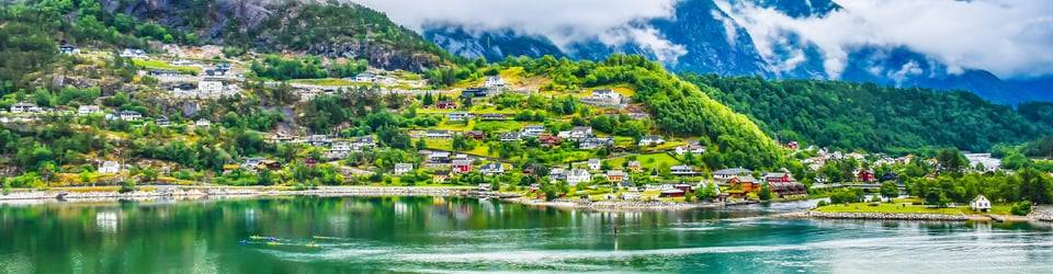 Eidfjord tra l’acqua del fiordo, le case e le montagne verdi