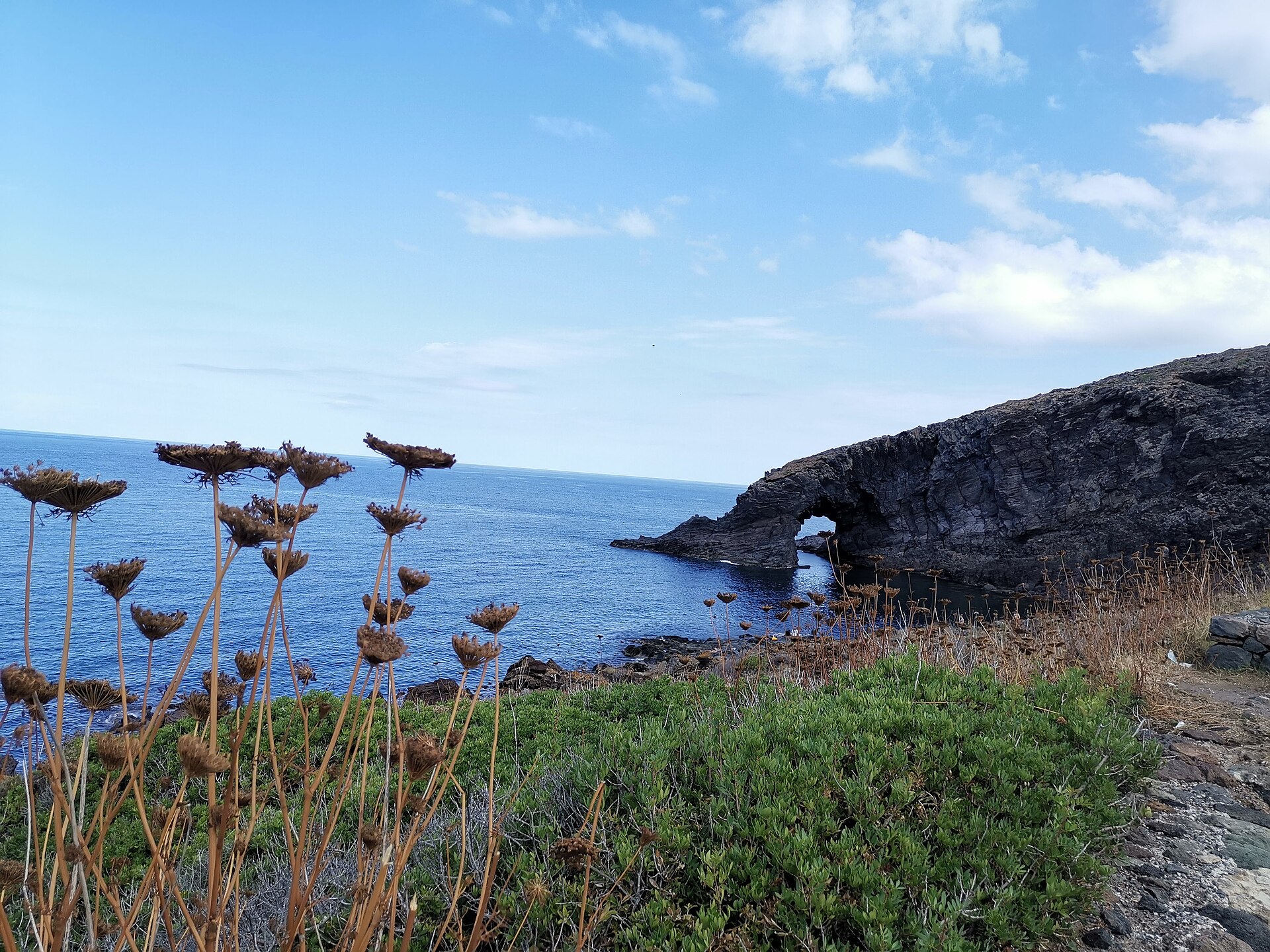 L’Arco dell’Elefante sulla costa lavica di Pantelleria, con il mare blu