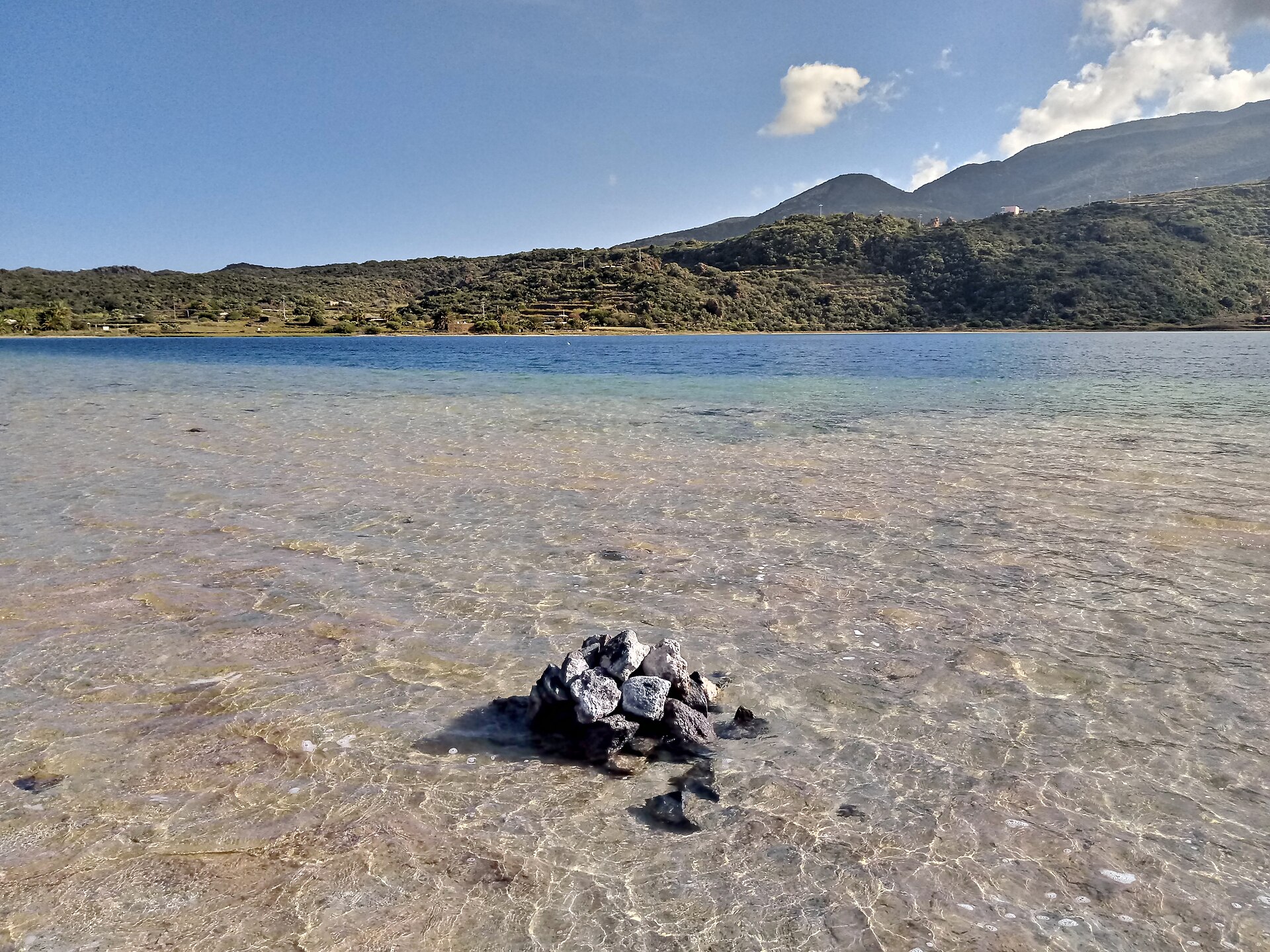 Le acque limpide del Lago Specchio di Venere e i rilievi vulcanici di Pantelleria