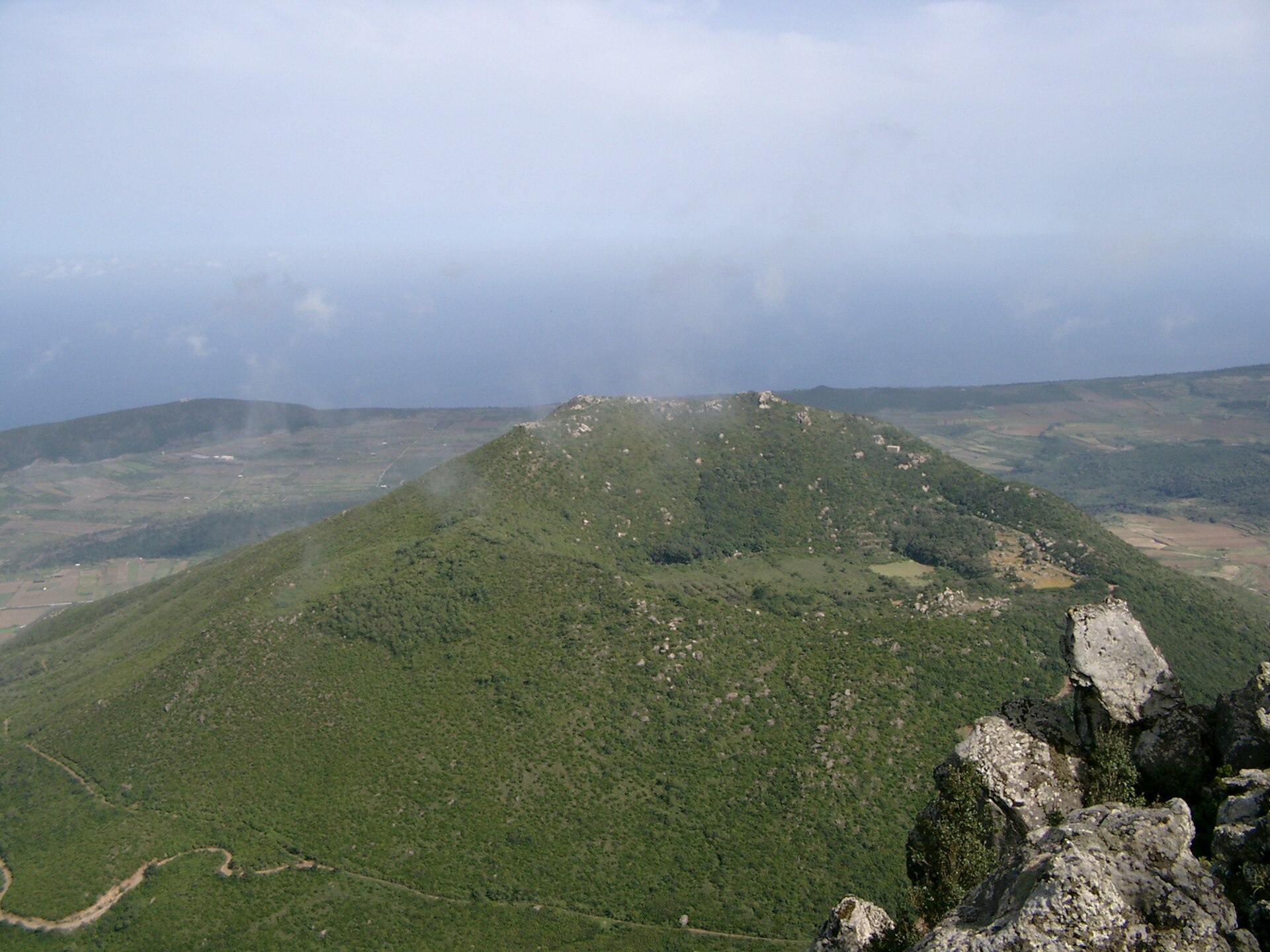 Il cratere verde del Monte Gibelè visto dalla Montagna Grande a Pantelleria