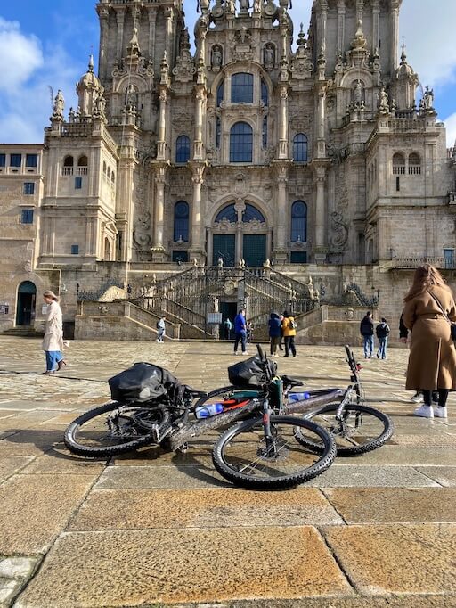 La cattedrale di Santiago de Compostela, meta del viaggio in bici