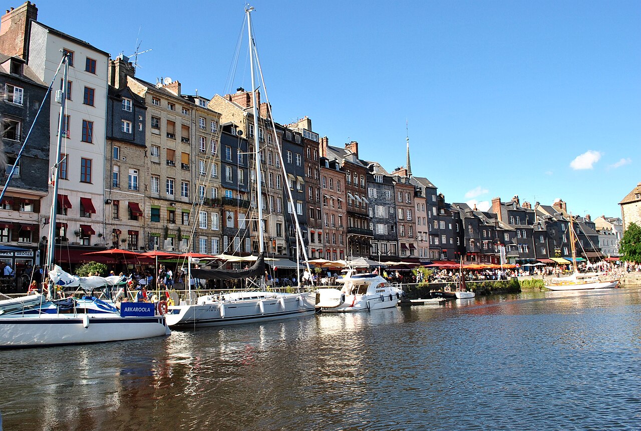 Il porto di Honfleur, tra case colorate e barche a vela