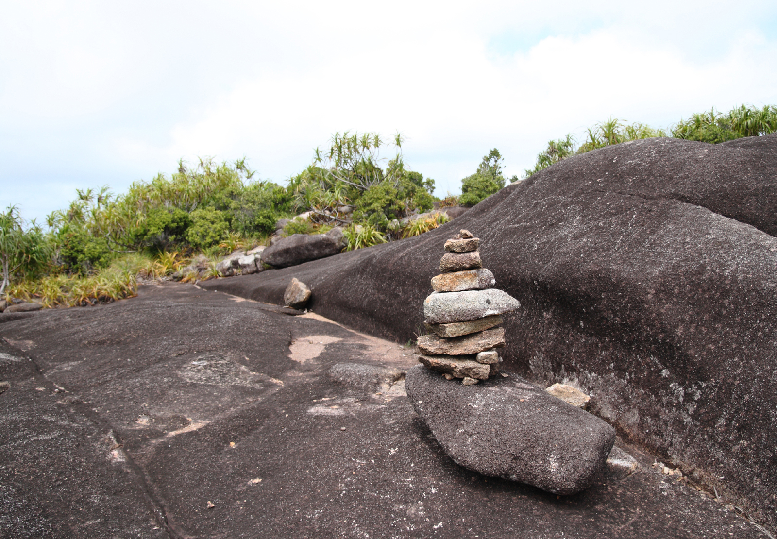 Un ometto di pietre sulle rocce granitiche del Mont Copolia, a Mahé
