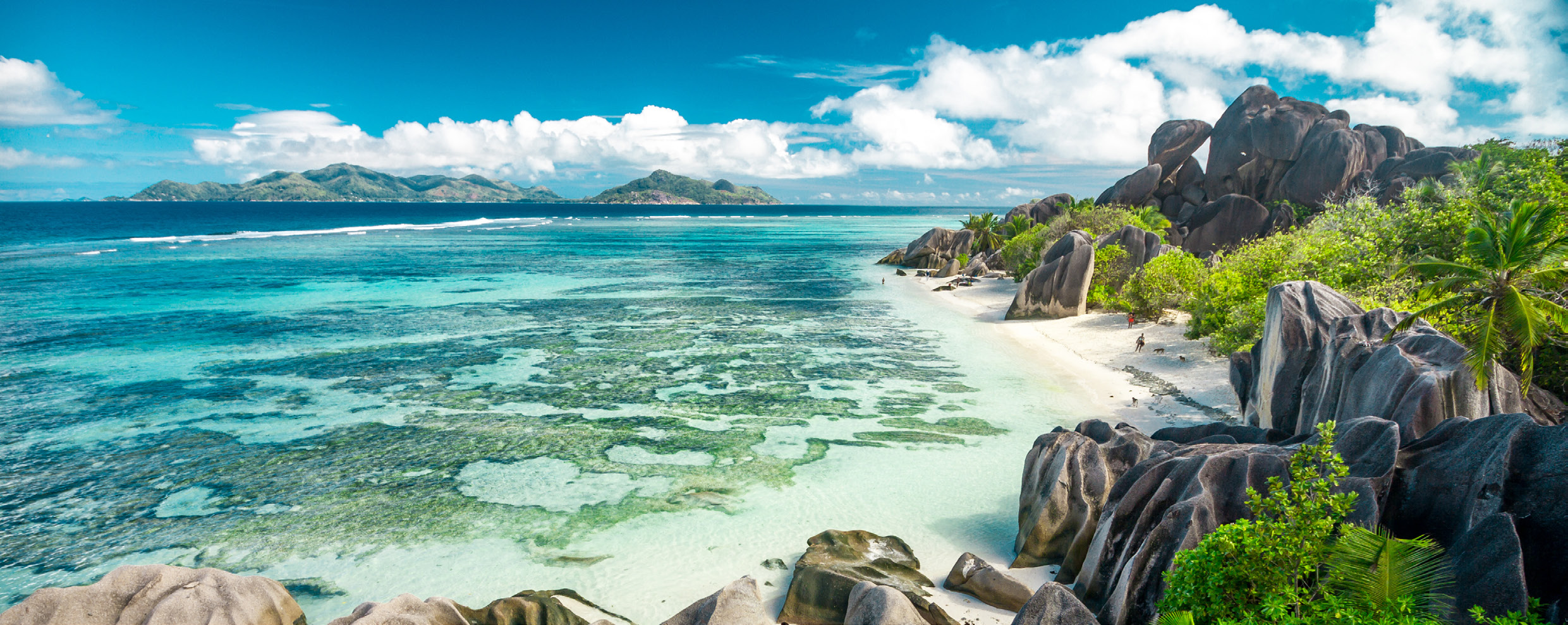 Spiaggia tropicale delle Seychelles con mare turchese e rocce granitiche