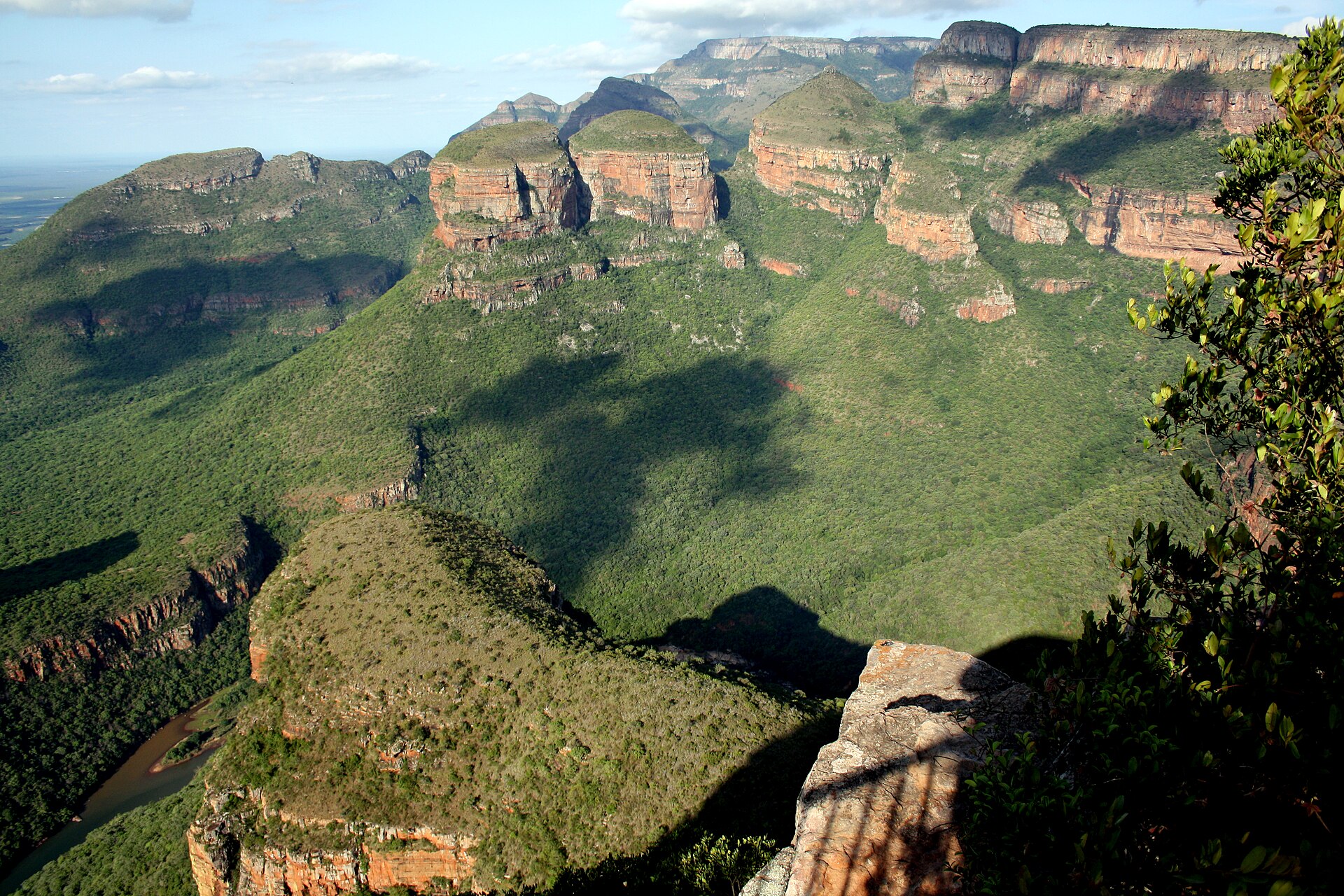 Le tre formazioni rocciose delle Three Rondavels sopra il verde Blyde River Canyon