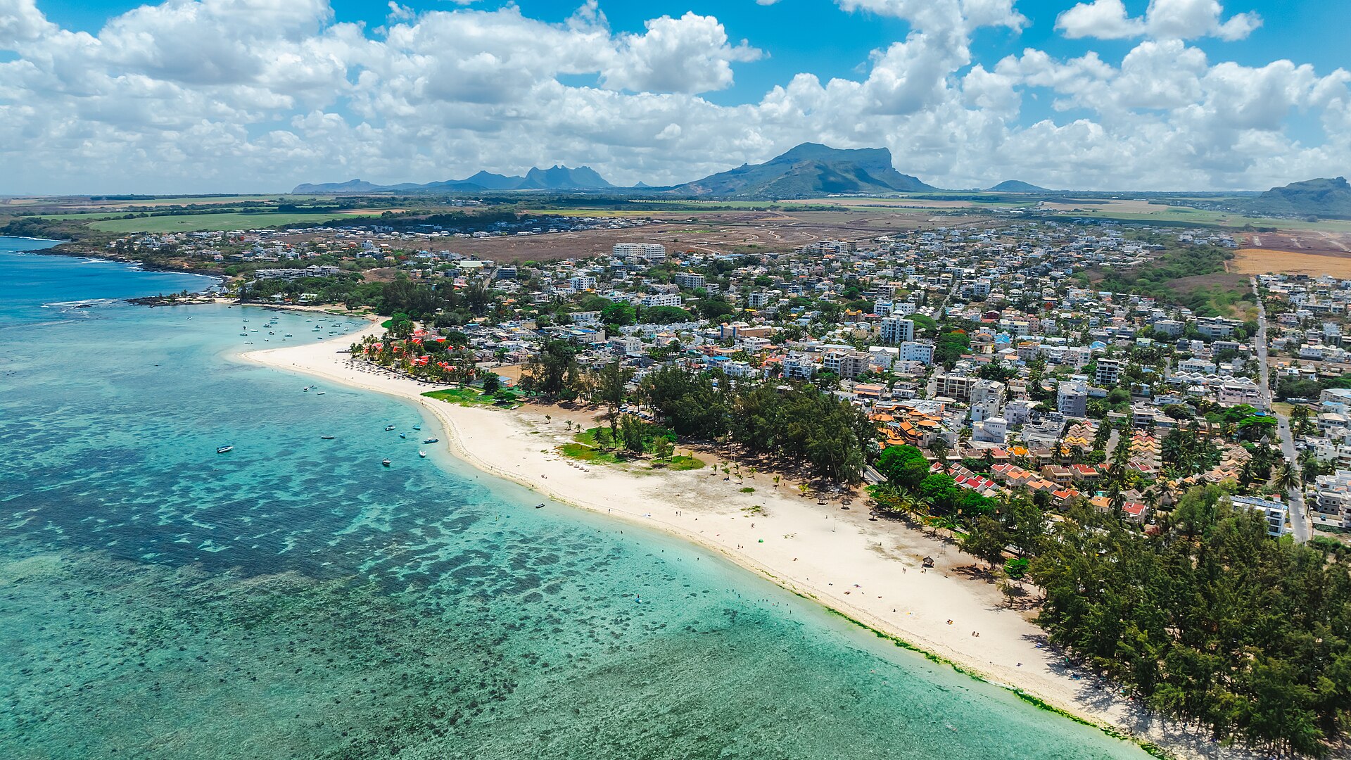 Veduta aerea della spiaggia di Flic-en-Flac, della laguna turchese e delle montagne di Mauritius