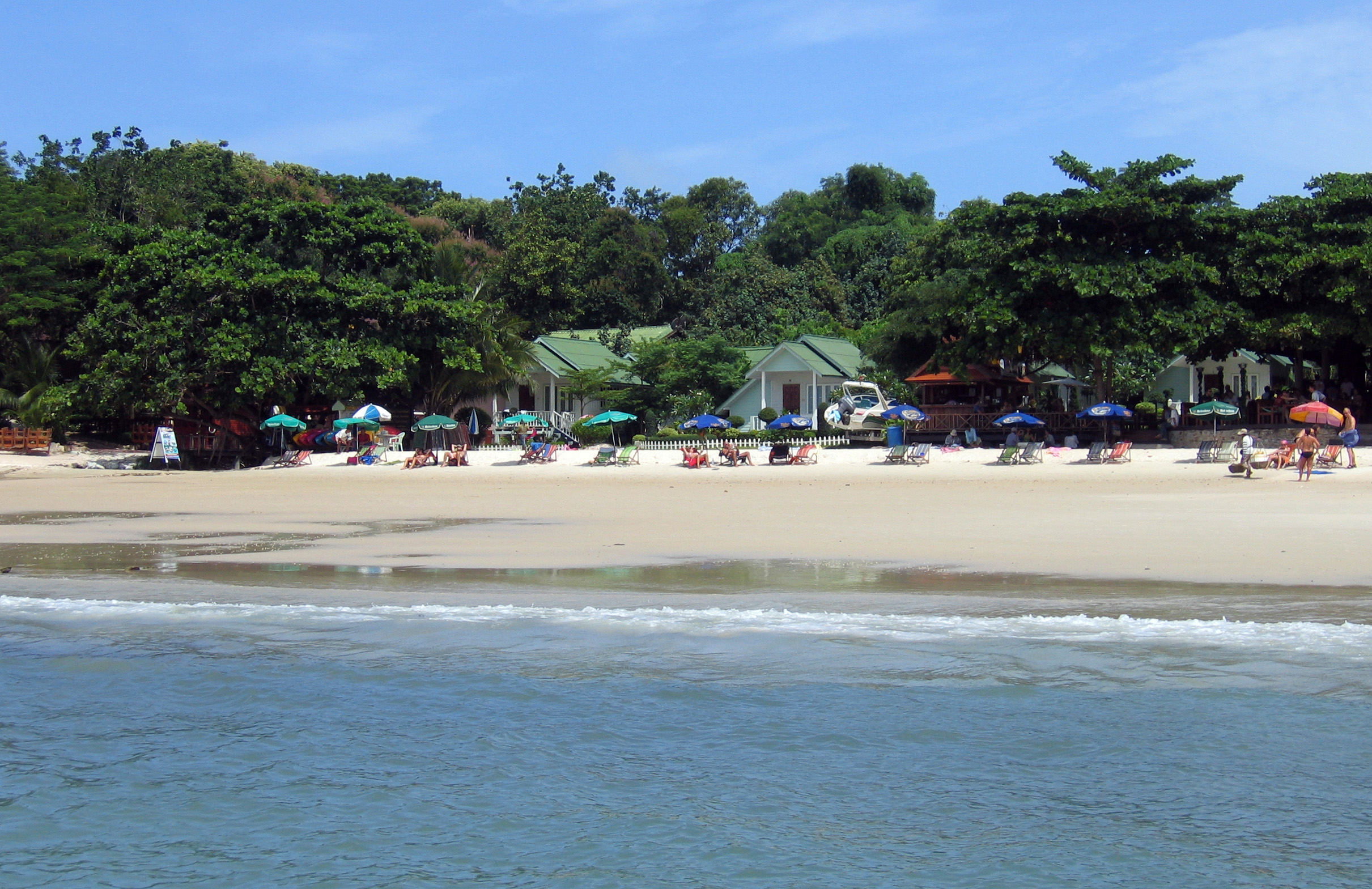 La spiaggia di Ao Phai a Koh Samed, con sabbia chiara, vegetazione verde e mare blu