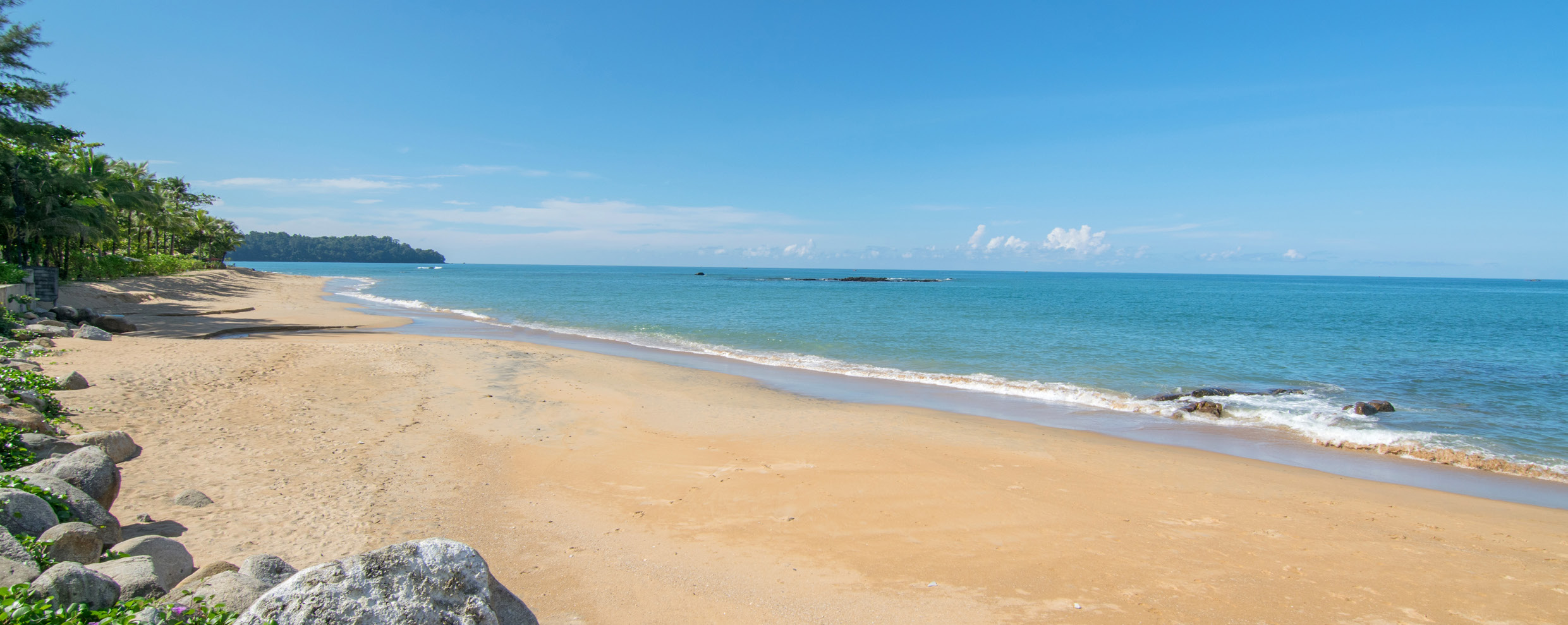 Khao Lak Strand, mit klarem Sand, Palmen und türkisfarbenem Meer