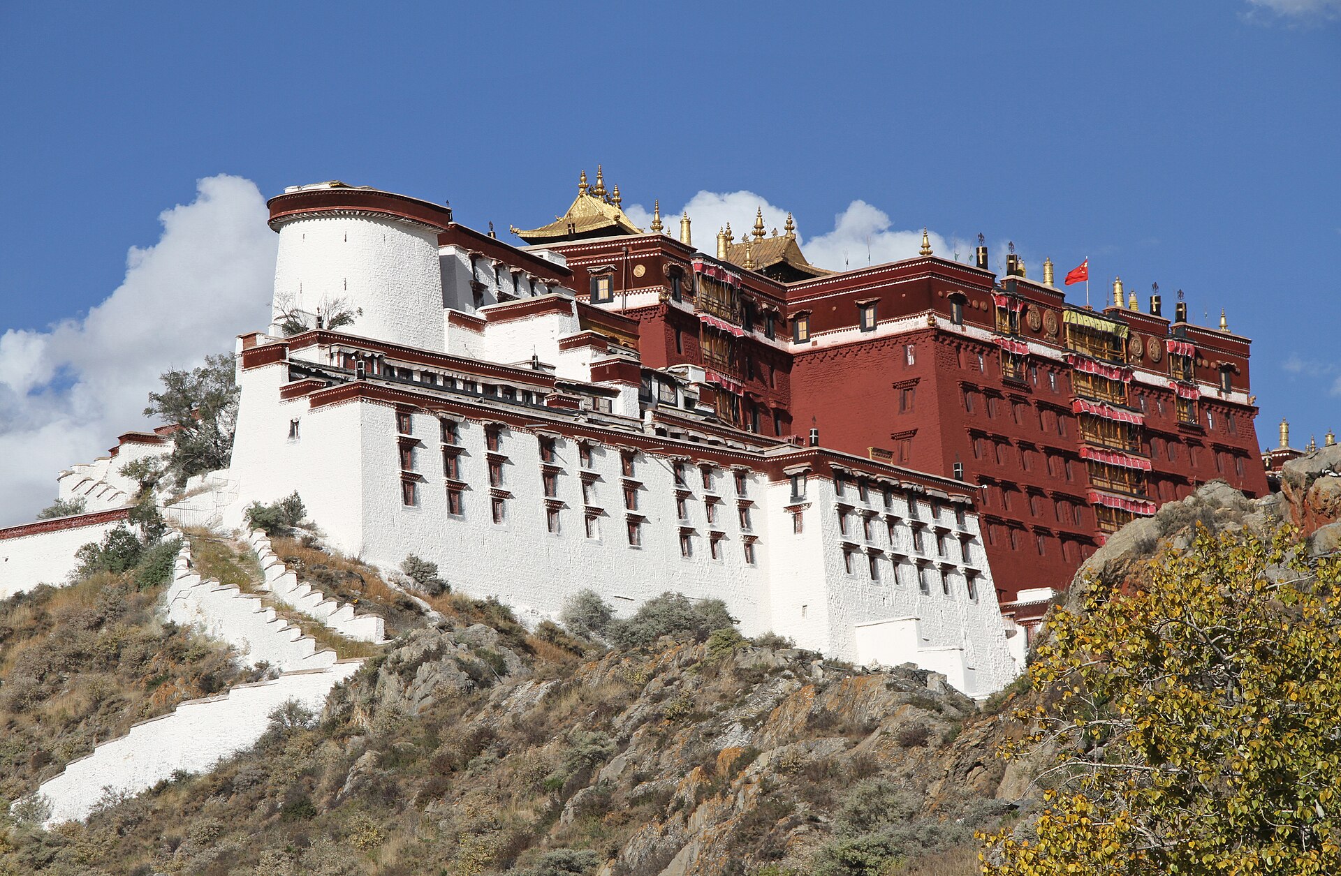 Il Palazzo del Potala a Lhasa, con le montagne tibetane sullo sfondo