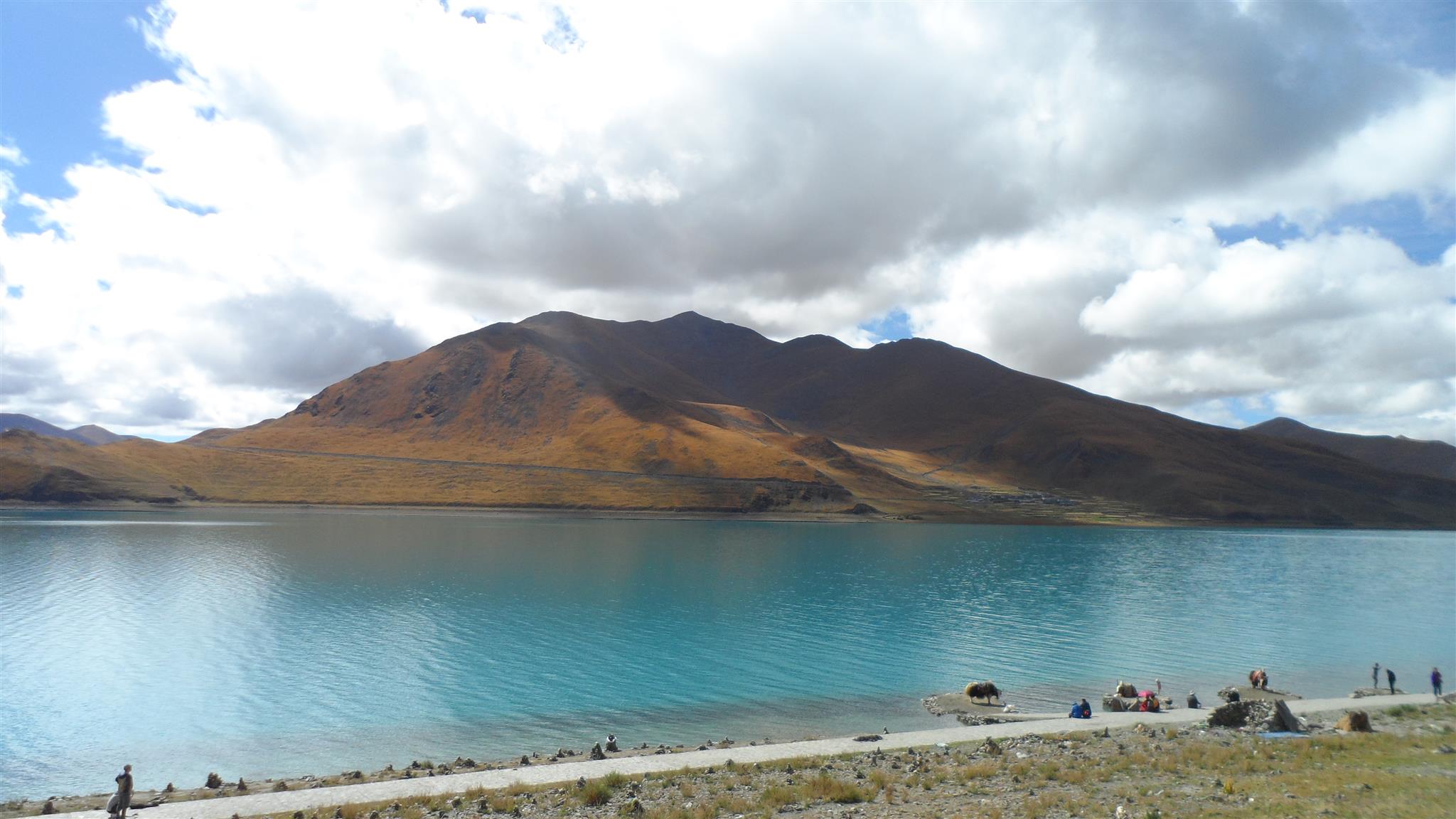 Le acque turchesi del lago Yamdrok tra le montagne del Tibet