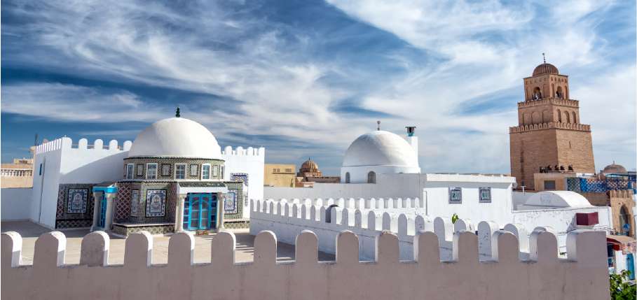Cupole bianche, ceramiche e minareto in Tunisia