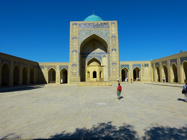 Monumental Hof und Portal mit Mosaiken unter dem blauen Himmel in Usbekistan bedeckt