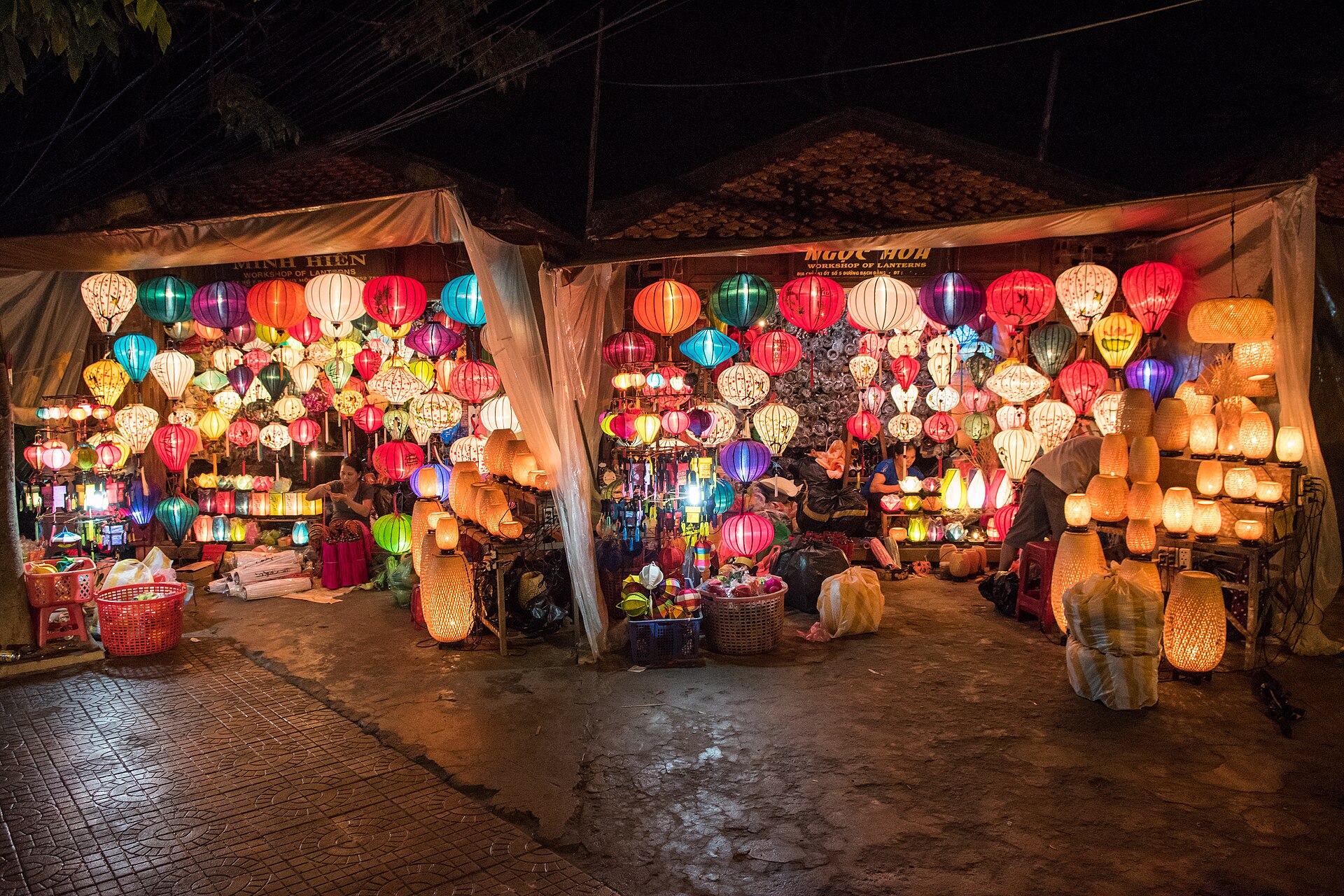 Botteghe di lanterne illuminate a Hoi An